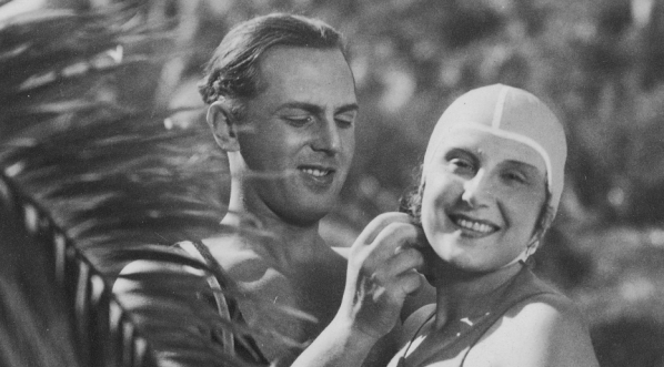 Aktorzy Alma Kar i Aleksander Żabczyński w kostiumach kąpielowych w filmie "Panienka z poste-restante" z 1934 roku.  