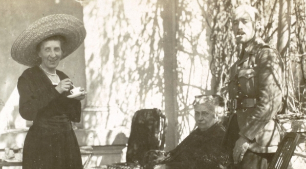  Julia Puszetowa w towarzystwie matki i kapitana Campbella-Crooka na tarasie w Oporowej.  