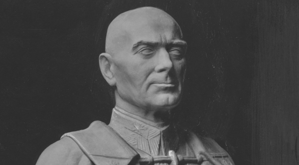  Rzeźba dłuta Henryka Kuny przedstawiająca marszałka Edwarda Rydza-Śmigłego.  