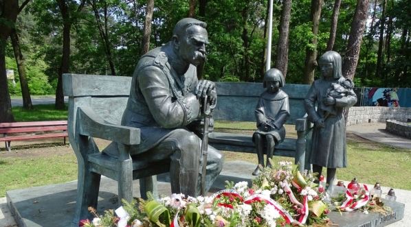  Pomnik Józefa Piłsudskiego w Sulejówku.  