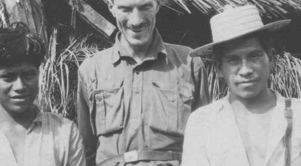  Arkady Fiedler w towarzystwie Indian ze szczepu Coroabów w trakcie polskiej ekspedycji naukowej do Puszczy Brazylijskiej w 1929 r.  
