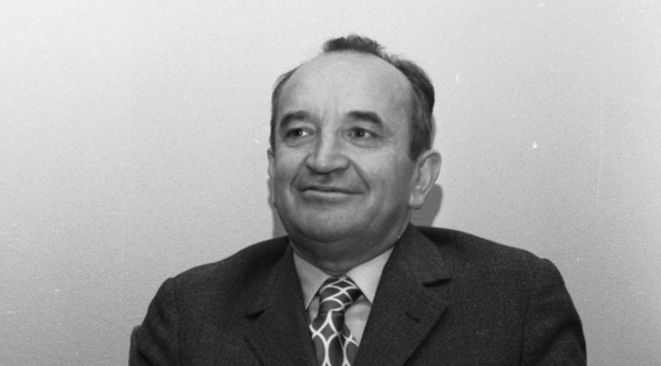  Marszałek Sejmu Stanisław Gucwa przy biurku w gabinecie.  