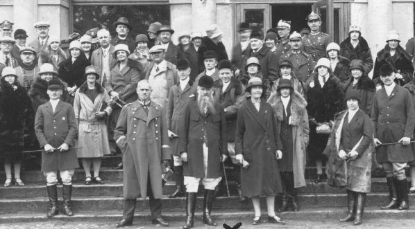  Bieg myśliwski z okazji św. Huberta w majątku hrabiego Ignacego Mielżyńskiego w Iwnie 3.11.1927 r.  