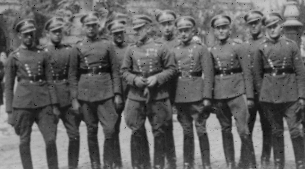  Grupa żołnierzy Szwadronu Przybocznego Prezydenta RP pod pomnikiem Adama Mickiewicza w Krakowie. Widoczny m.in. Narcyz Witczak-Witaczyński (1 rząd w centrum).  