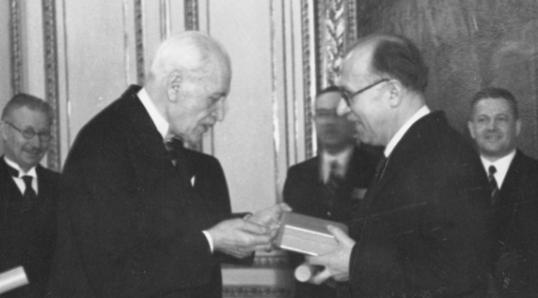  Uroczystość wręczenia Orderu Odrodzenia Polski Politechnice Lwowskiej i profesorowi Kazimierzowi Bartlowi na Zamku Królewskim w Warszawie 13.02.1937 r.  