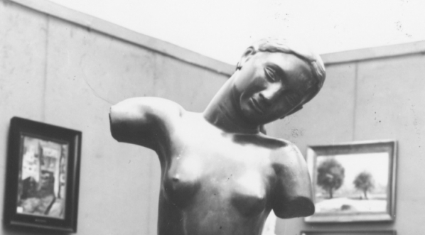  Rzeźba w brązie dłuta Henryka Kuny prezentowana na wystawie jubileuszowej w PałacuTowarzystwa Przyjaciół Sztuk Pięknych w Krakowie w czerwcu 1930 roku.  