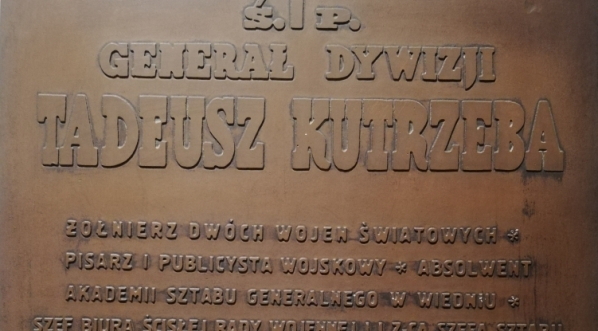  Tablica ku czci Gen. Tadeusza Kutrzeby w Katedrze Polowej WP w Warszawie.  