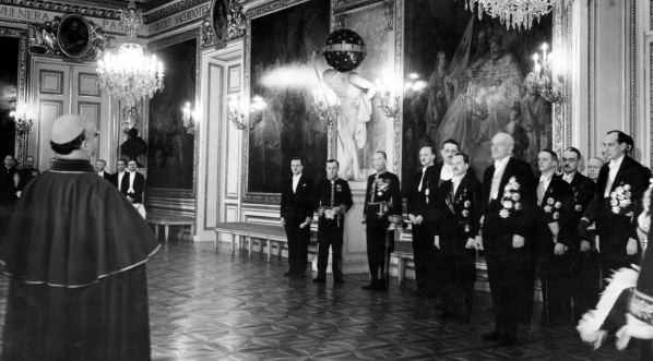  Składanie życzeń noworocznych prezydentowi RP Ignacemu Mościckiemu na Zamku Królewskim w Warszawie 1.01.1936 r.  
