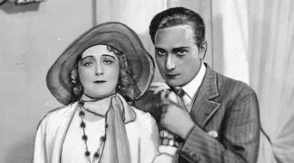  Mieczysława Ćwiklińska jako Ilona i Antoni Różycki jako Tibor w przedstawieniu „Niebieski Lis” Ferenca Herczega w Teatrze Narodowym w Warszawie w 1930 roku.  
