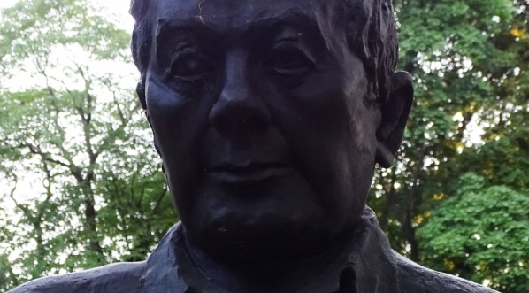  Popiersie Zbigniewa Herberta w parku Jordana w Krakowie.  