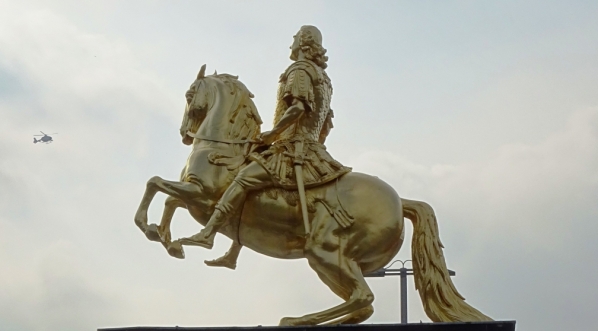  Złoty Jeździec na rynku Nowego Miasta w Dreźnie.  