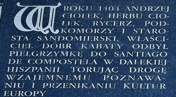  Tablica upamiętniająca pielgrzymkę Andrzeja Ciołka do Santiago de Compostela w 1404 roku.  