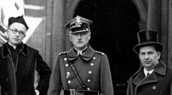  Złożenie hołdu spoczywającemu na Wawelu marszałkowi Józefowi Piłsudskiemu przez nowo mianowanego wojewodę krakowskiego Michała Gnoińskiego, kwiecień 1936 r.  