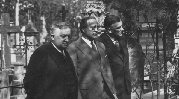  Członkowie stowarzyszenia Młoda Polska w Muzyce po złożeniu wieńca na grobie kompozytora Mieczysława Karłowicza na Cmentarzu Powązkowskim w Warszawie w 25. rocznicę powstania stowarzyszenia 7.05.1931 r..  