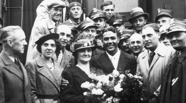  Powitanie boksera Henryka Chmielewskiego po powrocie ze Stanów Zjednoczonych Ameryki w 1939 r.  
