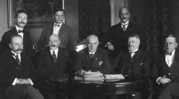  Członkowie komitetu odbudowy Teatru Narodowego w Warszawie, 1924 r.  