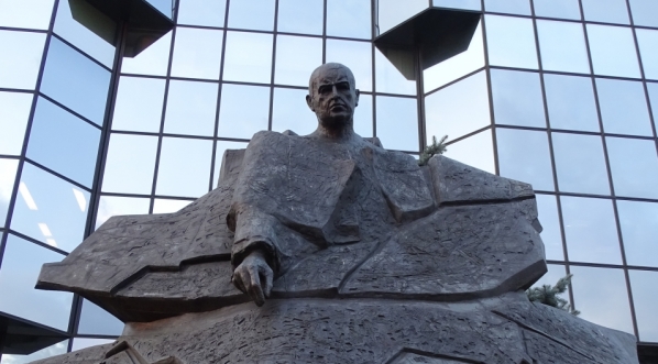  Pomnik Stefana Starzyńskiego na placu Bankowym w Warszawie.  