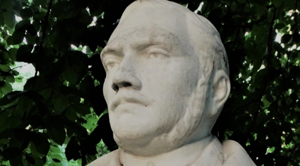  Popiersie Zygmunta Krasińskiego z jego pomnika w parku Jordana w Krakowie.  