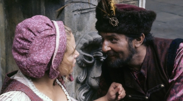  Anna Seniuk i Ryszard Pietruski na planie serialu Andrzeja Konica "Czarne chmury" w 1973 r.  