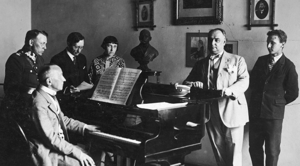  Śpiewak Konstanty Kniaginin w Krakowie w gronie muzyków w 1927 roku.  