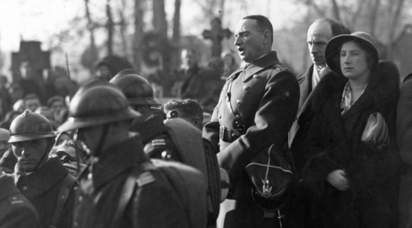 Płk Stefan Strzemieński przemawiający na pogrzebie poety Artura Oppmana w 1931 r.  