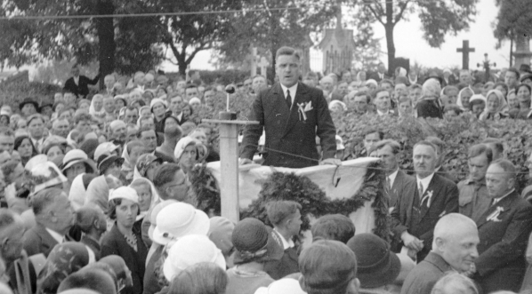  Przemówienie konsula Polski w Morawskiej Ostrawie Karola Ripy na obchodach w Cierlicku pierwszej rocznicy śmierci Franciszka Żwirki i Stanisława Wigury,  wrzesień 1933 rok.  