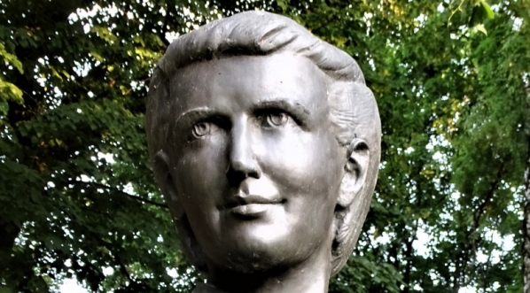  Popiersie Elżbiety Zawackiej z jej pomnika w parku Jordana w Krakowie.  