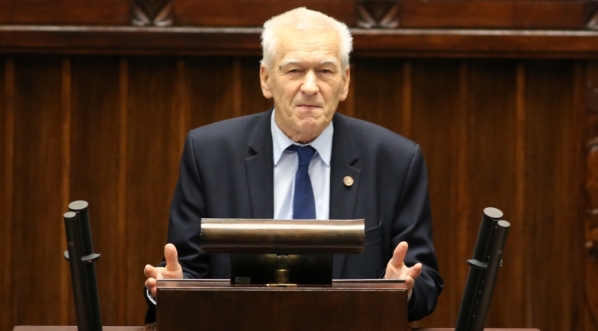  Kornel Morawiecki podczas wystąpienia z trybuny sejmowej.  