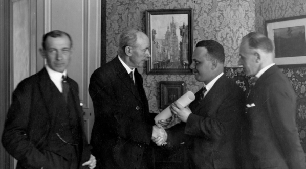  Wręczenie dyplomu członka honorowego Towarzystwa Literatów i Dziennikarzy Polskich publicyście francuskiemu Bienaime w październiku 1925 r.  