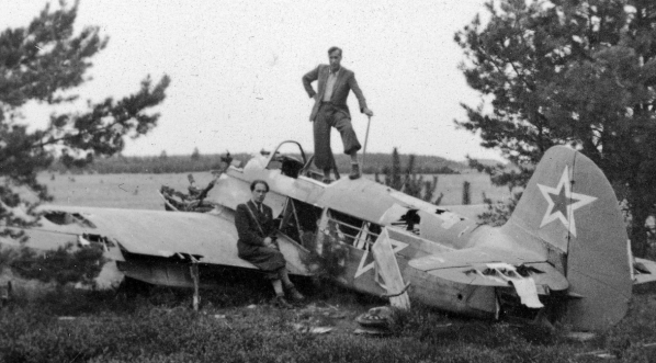  Geolodzy Tadeusz Bocheński (siedzi) i Henryk Świdziński na wraku radzieckiego myśliwca w 1947 roku. .  