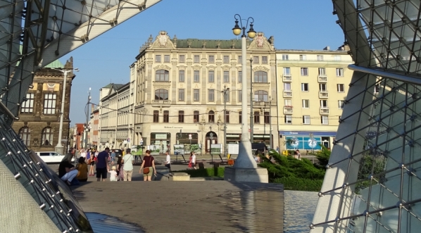  Budynek hotelu Bazar widziany ze środka  fontanny na placu Wolności w Poznaniu.  