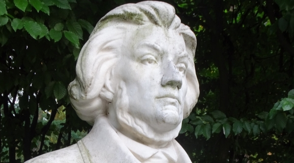  Popiersie Adama Mickiewicza z jego pomnika w parku Jordania w Krakowie  