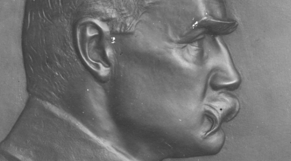  Awers medalionu autorstwa Stanisława Lewandowskiego "Józef Piłsudski wódz Legionów Polskich".  