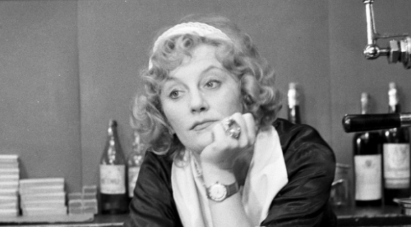  Irena Laskowska w filmie "Gangsterzy i filantropi" (część "Alkoholomierz") z 1962 r.  