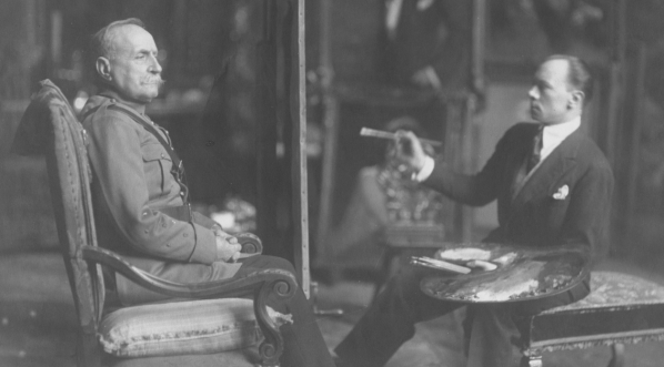  Artysta malarz Tadeusz Styka podczas malowania portretu marszałka Ferdynanda Focha w 1929 r.  