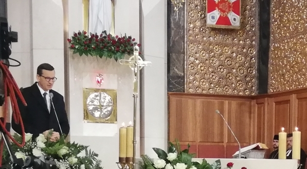  Premier RP Mateusz Morawiecki przemawia nad trumną Maurycego Mochnackiego.  