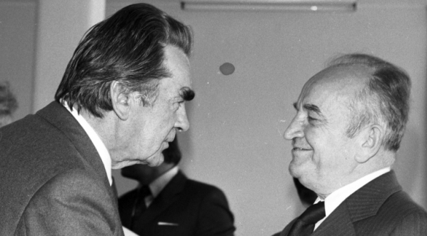  Prezes Stanisław Gucwa wręcza order wdzięczności 16.05.1980 r.  