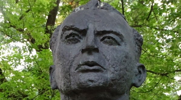  Popiersie gen. Leopolda Okulickiego z jego pomnika w parku Jordana w  Krakowie.  