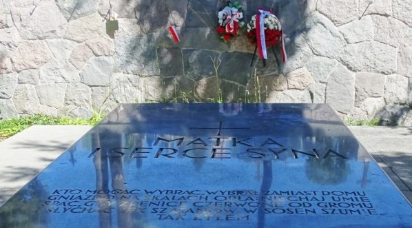  Grób Marii z Billewiczów Piłsudskiej i miejsce pochówku serca jej syna Józefa Piłsudskiego  na cmentarzu na Rossie w Wilnie.  