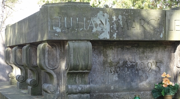  Grób Juliana Marchlewskiego na cmentarzu Wojskowym na Powązkach w Warszawie.  