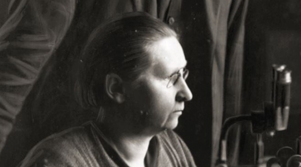  Seweryn Krzemieniewski i jego żona Helena w czasie pracy w laboratorium.  