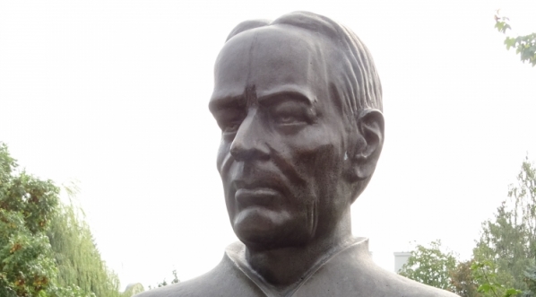  Popiersie Witolda Gombrowicza wykonane przez Stanisława Domagałę w Alei Sław w Kielcach.  