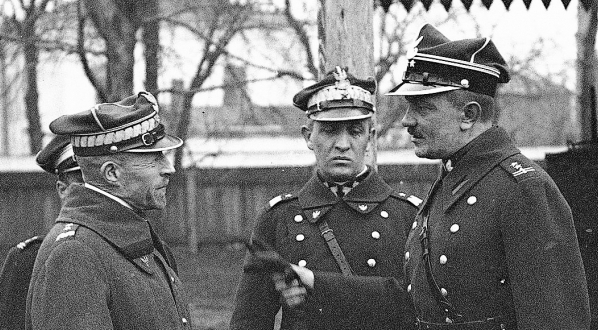  Dowódca Okręgu Korpusu nr 1 w koszarach 1 Dywizjonu Artylerii Konnej Władysław Surmacki udziela wyjaśnień Dowódcy OK, gen. Juliuszowi Tadeuszowi Tarnawie-Malczewskiemu. 6.02.1926 r.  