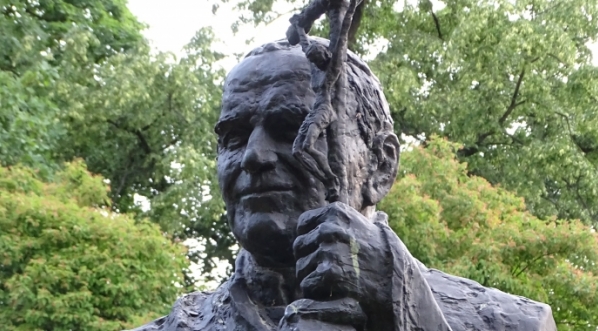  Pomnik Jana Pawła II w parku Jordana w Krakowie.  