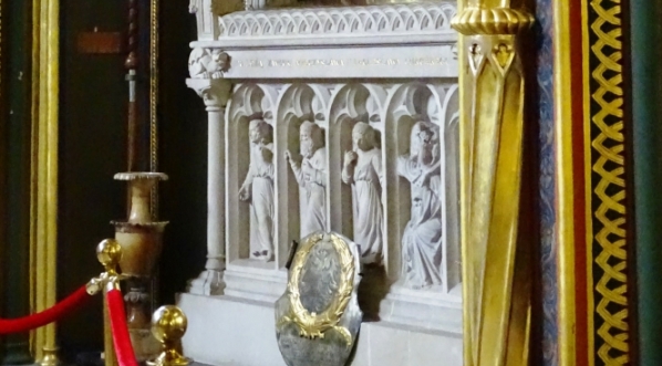  Grobowiec Mieszka I i Bolesława Chrobrego w Złotej Kaplicy katedry poznańskiej.  
