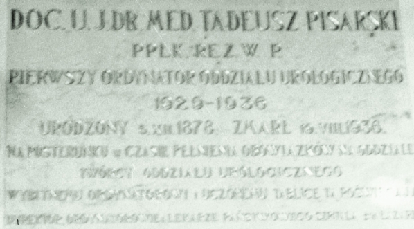  Tablica pamiątkowa ku czci doktora Tadeusza Pisarskiego w Klinice Urologicznej Uniwersytetu Jagiellońskiego w Krakowie.  