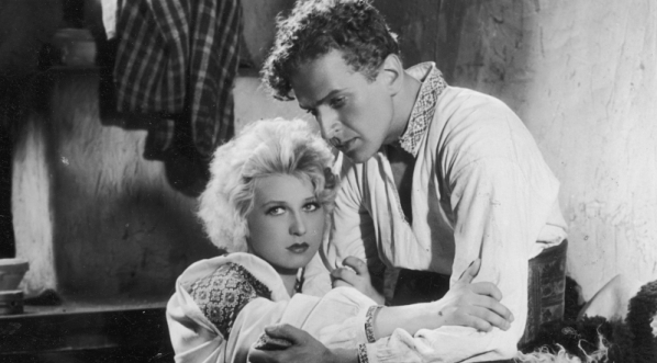  Ina Benita jako Maryjka i Zbigniew Staniewicz jako Jur w filmie "Przybłęda" z 1933 roku.  