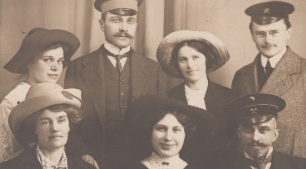  Krąg rodzinny Ostrowskich, wśród nich Mieczysław Radwan.  