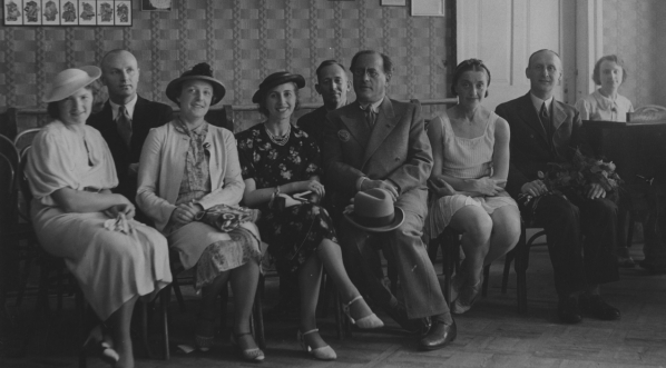  Grupa gości zaproszonych na występ uczniów Szkoły Baletowej Zygmunta Dąbrowskiego w Warszawie w 1937 roku.  