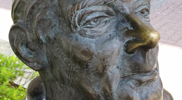  Wizerunek Zbigniewa Herberta z "Ławki poetów" w Tarnowie.  